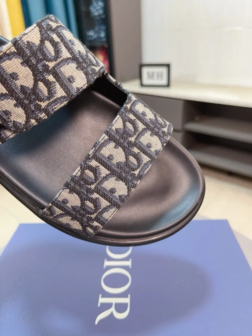 Men's Men's Shoes 💰320🌸🌸Dior Aqua Men's Sandals Slippers. Showcasing Dior haute couture design. The Dior gray suede strap is accented with an aluminum Dior buckle for added style. Paired with a comfortable tonal notch sole, they pair easily with shorts or jeans for a sophisticated look. Main body: suede cow leather, technical fabric lining: cow leather, with adjustable straps, aluminum Dior buckle, Dior gray EVA insole, tonal notch rubber outsole splicing structure👌👌size: 38-44 (45.46 customized)